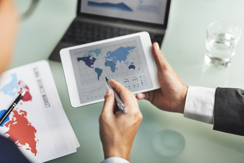 Executivos estudam estratégias de expansão global.