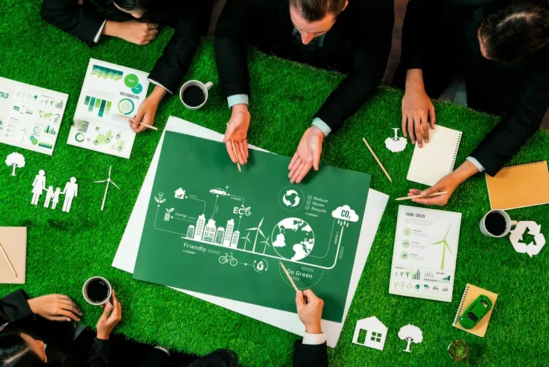 Apresentação de um projeto sustentável em uma reunião corporativa.