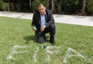 O criador do spray Spuni, Heine Allemagne, usa sua invenção.