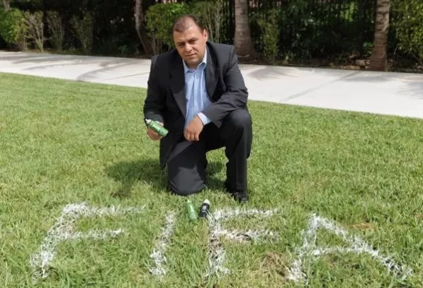 O criador do spray Spuni, Heine Allemagne, usa sua invenção.